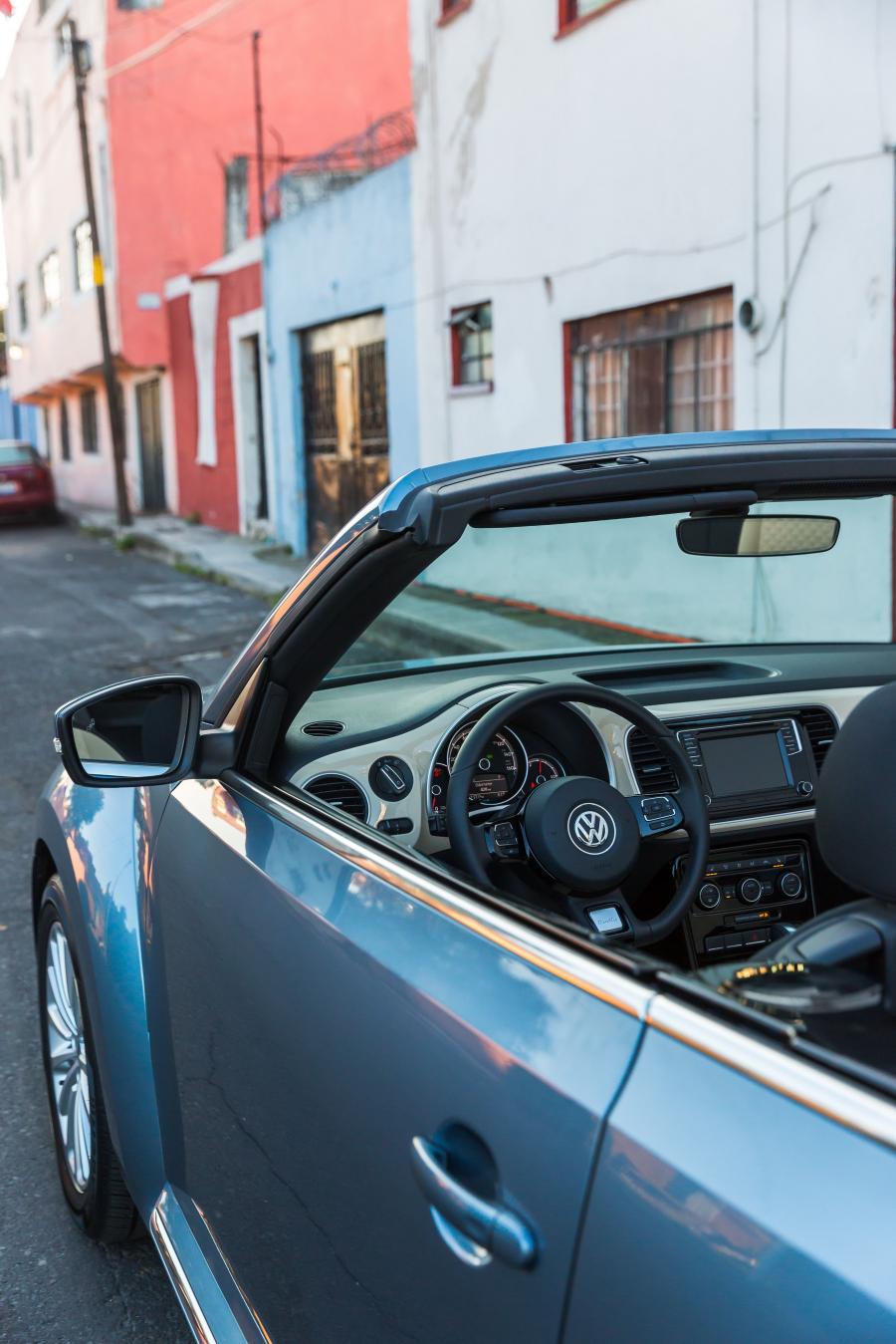 Интерьер Volkswagen Beetle SEL Final Edition Convertible 2018 года  (NA) (фото 6 из 27)
